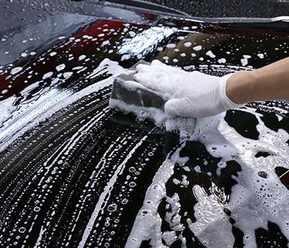 たっぷりの泡と洗車用スポンジで行う手洗い洗車