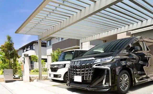 カーポートに2台駐車している様子