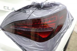 ベンツのテールランプにスモークプロテクションフィルムを施工中 - ガラスコーティング剤通販ブログ ベンツのテールランプにスモークプロテクションフィルムを施工中