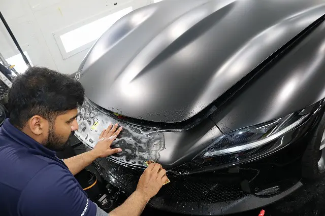 マット塗装車にマットプロテクションフィルムを施工する様子