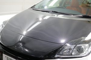 プリウスにグロスカーボンのプロテクションフィルムを施工