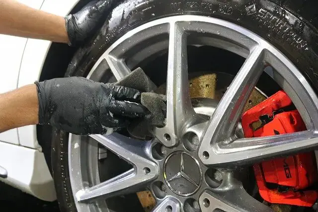 ベンツのホイールを細部まで洗車していきます - ガラスコーティング剤通販ブログ 洗車 ホイールコーティングの必要性とはコーティングのプロが解説 2
