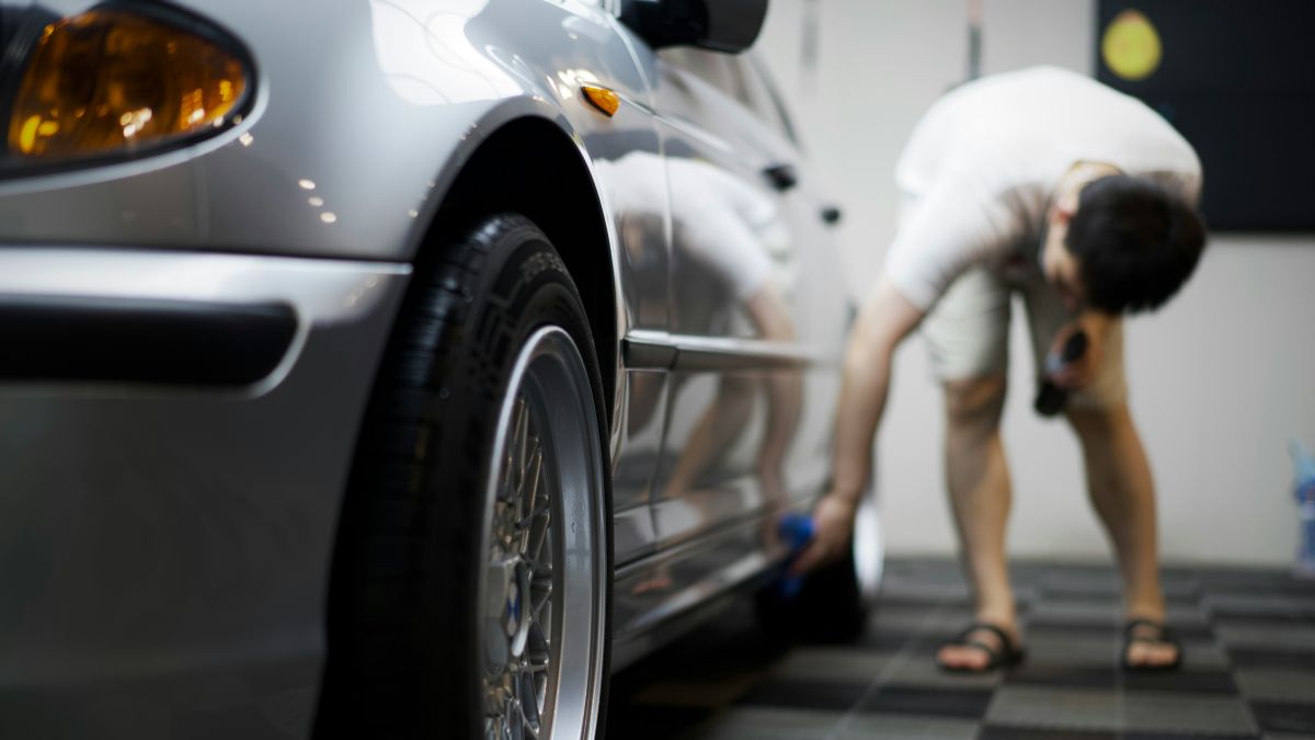 車にワックスを塗っている様子